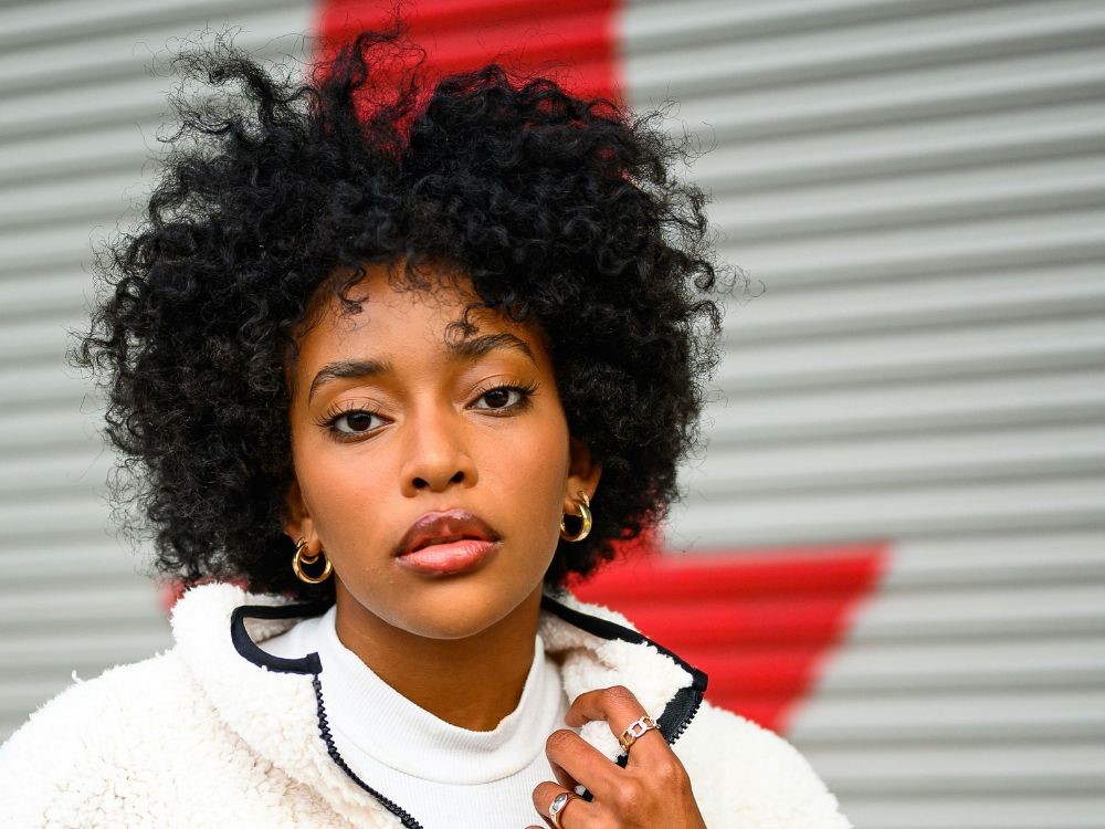 Cabelo continua sendo a moldura do rosto, nesta imagem uma mulher negra com o cabelo black, um corte prático que não demanda muito tempo para uma finalização rapida no dia a dia 