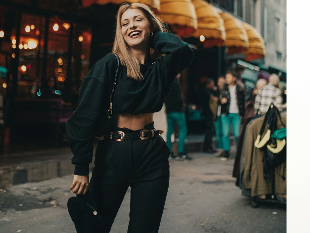 Como se vestir bem de acordo ao seu biotipo, nesta foto mulher com corpo em forma de ampulheta. Usando uma calça jeans de cintura alta para destacar sua cintura fina